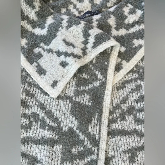 Prana
Reversible cardigan
Gray / white
Size small
Pit to pit 18” - Picture 3 of 7